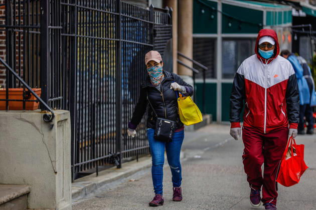 April 20, 2020, New York, NEW YORK, EUA: People wearing masks are seen walking in New York s Harlem neighborhood during the Coronavirus COVID-19 pandemic in the United States. New York EUA - ZUMAc233 0047202297st Copyright: xVanessaxCarvalhox