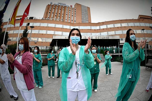 Health workers of 12 de Octubre Hospital take part in the daily gratitude applause to thank medical and health care personnel in Madrid, Spain, 20 April 2020. The Spanish government declared the state of emergency on 14 March 2020 and the Mediterranean country has since been under a lockdown in a bid to slow down the spread of the pandemic COVID-19 disease caused by the SARS-CoV-2 coronavirus. Daily gratitude for health sector workers !ACHTUNG: NUR REDAKTIONELLE NUTZUNG!  Copyright: xFernandoxVillarx GRAF3381 20200420-637230120669732881