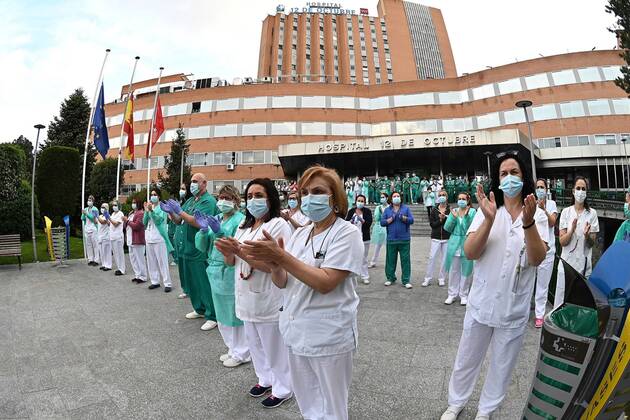 Health workers of 12 de Octubre Hospital take part in the daily gratitude applause to thank medical and health care personnel in Madrid, Spain, 20 April 2020. The Spanish government declared the state of emergency on 14 March 2020 and the Mediterranean country has since been under a lockdown in a bid to slow down the spread of the pandemic COVID-19 disease caused by the SARS-CoV-2 coronavirus. Daily gratitude for health sector workers !ACHTUNG: NUR REDAKTIONELLE NUTZUNG!  Copyright: xFernandoxVillarx GRAF3379 20200420-637230121287148995