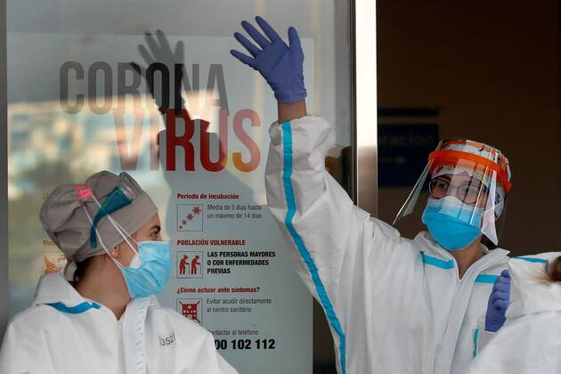 Health workers of Henares Hospital take part in the daily gratitude applause to thank medical and health care personnel in Madrid, Spain, 20 April 2020. The Spanish government declared the state of emergency on 14 March 2020 and the Mediterranean country has since been under a lockdown in a bid to slow down the spread of the pandemic COVID-19 disease caused by the SARS-CoV-2 coronavirus. Daily gratitude for health sector workers !ACHTUNG: NUR REDAKTIONELLE NUTZUNG!  Copyright: xChemaxMoyax GRAF3388 20200420-637230122518613977