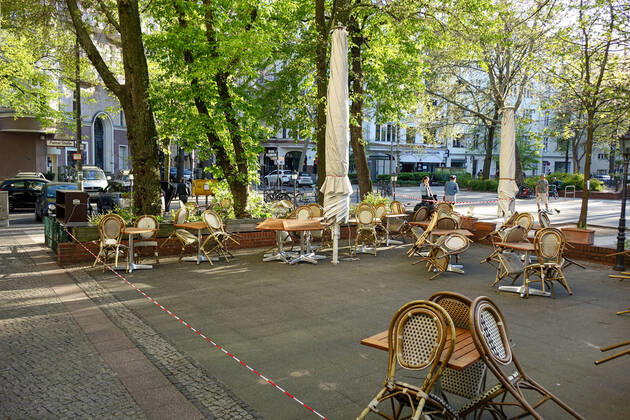 20.04.2020,Berlin,Deutschland,GER,die Stadt zu Zeiten der Corona Pandemie. Ludwigkirchplatz, zahlreiche Stühle warten auf Kunden.