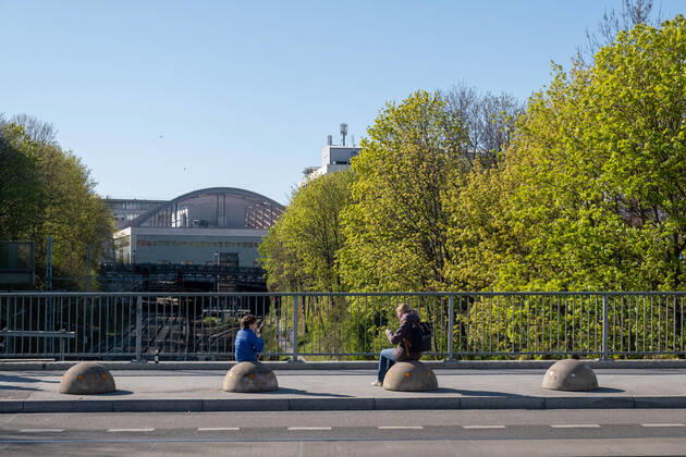 Eine Mutter gönnt sich mit ihrem Knd unter Einhaltung der Abstandregeln ein Eis auf der Pappelalleebrücke in Berlin Coronakrise - Abstand halten