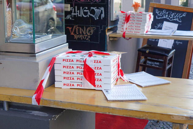 20.04.2020,Berlin,Deutschland,GER,die Stadt zu Zeiten der Corona Pandemie. Ausser Haus Verkauf, Pizza, Gesehen in der Kantstrasse.