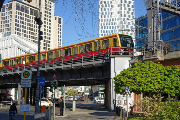 20.04.2020,Berlin,Deutschland,GER,die Stadt zu Zeiten der Corona Pandemie. S-Bahn Zug, Kantstrasse.