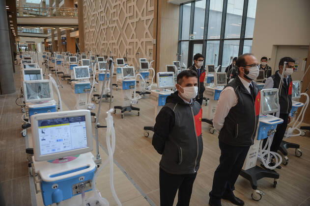 (200420) -- ISTANBUL, April 20, 2020 (Xinhua) -- Medical workers wearing face masks are seen at the Basaksehir City Hospital in Istanbul, Turkey, on April 20, 2020. The first phase of a new mega-hospital, which will be used for treating COVID-19 patients, was inaugurated on Monday in Istanbul. The death toll of the virus in Turkey climbed to 2,017 and the confirmed cases totaled 86,306 on Sunday, according to the latest figures of the Health Ministry. (Xinhua) TURKEY-ISTANBUL-COVID-19-NEW MEGA-HOSPITAL