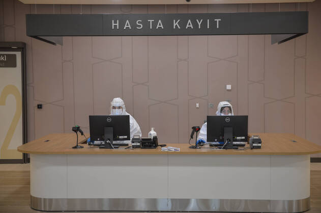 News Bilder des Tages (200420) -- ISTANBUL, April 20, 2020 (Xinhua) -- Medical workers wearing protective gear are seen at the Basaksehir City Hospital in Istanbul, Turkey, on April 20, 2020. The first phase of a new mega-hospital, which will be used for treating COVID-19 patients, was inaugurated on Monday in Istanbul. The death toll of the virus in Turkey climbed to 2,017 and the confirmed cases totaled 86,306 on Sunday, according to the latest figures of the Health Ministry. (Xinhua) TURKEY-ISTANBUL-COVID-19-NEW MEGA-HOSPITAL