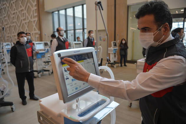 (200420) -- ISTANBUL, April 20, 2020 (Xinhua) -- Medical workers wearing face masks are seen at the Basaksehir City Hospital in Istanbul, Turkey, on April 20, 2020. The first phase of a new mega-hospital, which will be used for treating COVID-19 patients, was inaugurated on Monday in Istanbul. The death toll of the virus in Turkey climbed to 2,017 and the confirmed cases totaled 86,306 on Sunday, according to the latest figures of the Health Ministry. (Xinhua) TURKEY-ISTANBUL-COVID-19-NEW MEGA-HOSPITAL
