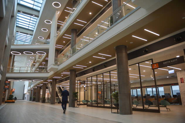 (200420) -- ISTANBUL, April 20, 2020 (Xinhua) -- Photo taken on April 20, 2020 shows the interior of the Basaksehir City Hospital in Istanbul, Turkey. The first phase of a new mega-hospital, which will be used for treating COVID-19 patients, was inaugurated on Monday in Istanbul. The death toll of the virus in Turkey climbed to 2,017 and the confirmed cases totaled 86,306 on Sunday, according to the latest figures of the Health Ministry. (Xinhua) TURKEY-ISTANBUL-COVID-19-NEW MEGA-HOSPITAL 
