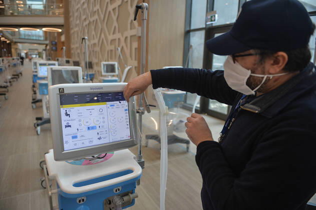 (200420) -- ISTANBUL, April 20, 2020 (Xinhua) -- A medical worker wearing a face mask is seen at the Basaksehir City Hospital in Istanbul, Turkey, on April 20, 2020. The first phase of a new mega-hospital, which will be used for treating COVID-19 patients, was inaugurated on Monday in Istanbul. The death toll of the virus in Turkey climbed to 2,017 and the confirmed cases totaled 86,306 on Sunday, according to the latest figures of the Health Ministry. (Xinhua) TURKEY-ISTANBUL-COVID-19-NEW MEGA-HOSPITAL
