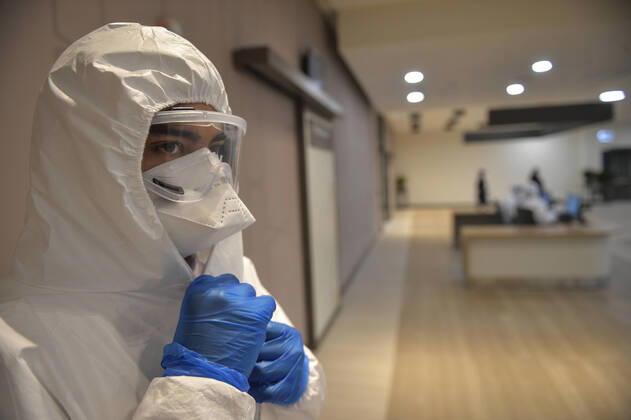 (200420) -- ISTANBUL, April 20, 2020 (Xinhua) -- A medical worker wearing protective gear is seen at the Basaksehir City Hospital in Istanbul, Turkey, on April 20, 2020. The first phase of a new mega-hospital, which will be used for treating COVID-19 patients, was inaugurated on Monday in Istanbul. The death toll of the virus in Turkey climbed to 2,017 and the confirmed cases totaled 86,306 on Sunday, according to the latest figures of the Health Ministry. (Xinhua) TURKEY-ISTANBUL-COVID-19-NEW MEGA-HOSPITAL