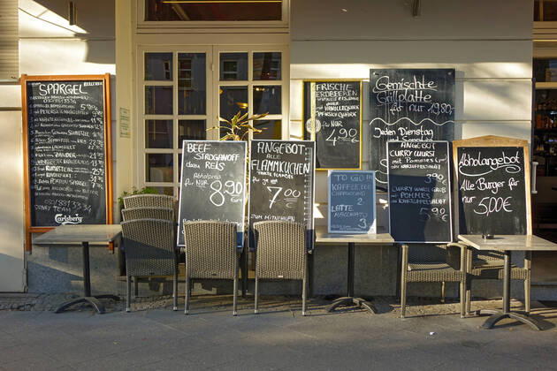 20.04.2020,Berlin,Deutschland,GER,die Stadt zu Zeiten der Corona Pandemie. Preistafeln von einen Restaurant in der Pariser Strasse.Ausser Haus Verkauf.