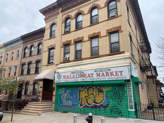 April 20, 2020, Brooklyn, USA: (NEW) Some stores are now re-opening amid Covid-19. April 20,2020,Brooklyn,New York,USA: Even with the extension and stay at home order issued by the Governor of New York State,Andrew Cuomo till May 10, some stores are now starting to re-open in Brooklyn while some stores continued to be closed. The essential services continued to be in effect,some streets are empty and people are seen using face masks as demanded by the government new law...Credit: Thenews2 Brooklyn - ZUMAn293 20200420_znp_n293_001 Copyright: xNiyixFotex