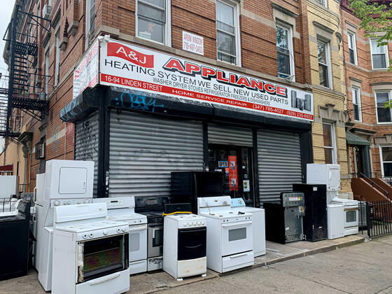 April 20, 2020, Brooklyn, USA: (NEW) Some stores are now re-opening amid Covid-19. April 20,2020,Brooklyn,New York,USA: Even with the extension and stay at home order issued by the Governor of New York State,Andrew Cuomo till May 10, some stores are now starting to re-open in Brooklyn while some stores continued to be closed. The essential services continued to be in effect,some streets are empty and people are seen using face masks as demanded by the government new law...Credit: Thenews2 Brooklyn - ZUMAn293 20200420_znp_n293_012 Copyright: xNiyixFotex