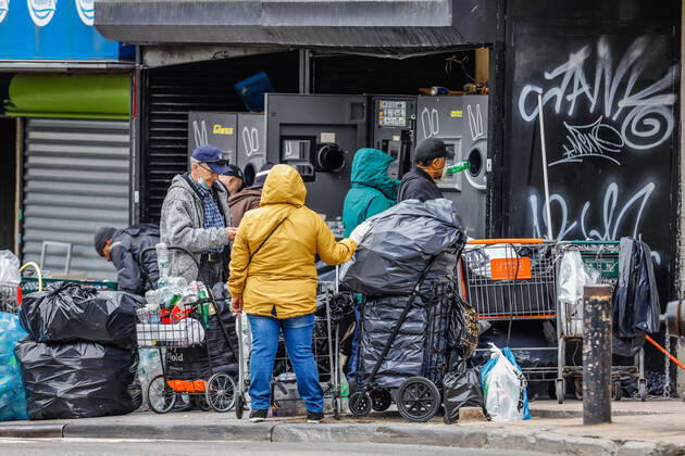 April 20, 2020, New York, NEW YORK, EUA: People are seen queuing up to use plastic and aluminum recycling machines in a New York City Harlem neighborhood during the Coronavirus COVID-19 pandemic in the United States. New York EUA - ZUMAc233 0047202344st Copyright: xVanessaxCarvalhox