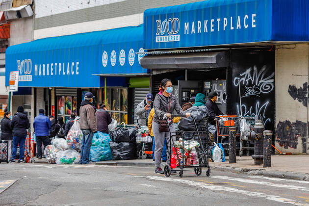 April 20, 2020, New York, NEW YORK, EUA: People are seen queuing up to use plastic and aluminum recycling machines in a New York City Harlem neighborhood during the Coronavirus COVID-19 pandemic in the United States. New York EUA - ZUMAc233 0047202347st Copyright: xVanessaxCarvalhox