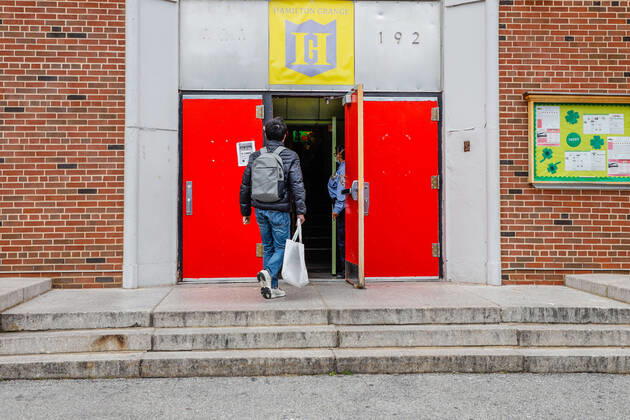 April 20, 2020, New York, NEW YORK, EUA: New York City schools conduct free food distribution to New York City residents during the Coronavirus COVID-19 pandemic in the United States. In the picture Jacob H. Schiff school in Manhattan. New York EUA - ZUMAc233 0047202351st Copyright: xVanessaxCarvalhox
