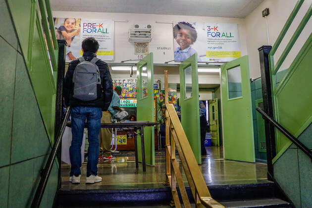April 20, 2020, New York, NEW YORK, EUA: New York City schools conduct free food distribution to New York City residents during the Coronavirus COVID-19 pandemic in the United States. In the picture Jacob H. Schiff school in Manhattan. New York EUA - ZUMAc233 0047202354st Copyright: xVanessaxCarvalhox