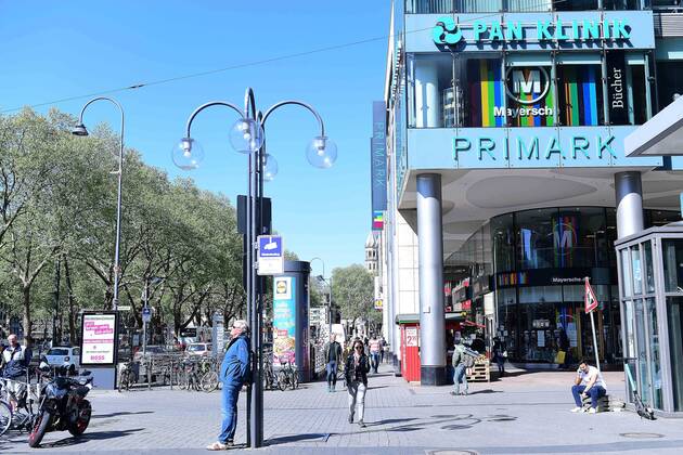 Coronavirus - Geschäftsöffnungen am 20.04.2020 in Köln Passanten in der Kölner Innenstadt. Ab dem 20.04.2020 dürfen erstmals seit der angeordneten Schließung in der Corona-Krise bestimmte Läden wieder öffnen. Doch es gibt viel zu beachten, die Regelungen sind nicht im ganzen Bundesgebiet einheitlich.