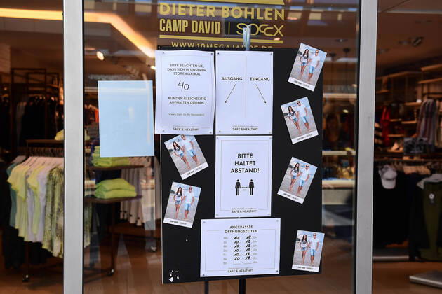 Coronavirus - Geschäftsöffnungen am 20.04.2020 in Köln Sicherheitsmaßnahmen vor einem Camp David-Store. Ab dem 20.04.2020 dürfen erstmals seit der angeordneten Schließung in der Corona-Krise bestimmte Läden wieder öffnen. Doch es gibt viel zu beachten, die Regelungen sind nicht im ganzen Bundesgebiet einheitlich.