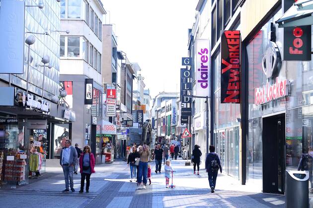 Coronavirus - Geschäftsöffnungen am 20.04.2020 in Köln Passanten in der Kölner Innenstadt. Ab dem 20.04.2020 dürfen erstmals seit der angeordneten Schließung in der Corona-Krise bestimmte Läden wieder öffnen. Doch es gibt viel zu beachten, die Regelungen sind nicht im ganzen Bundesgebiet einheitlich.