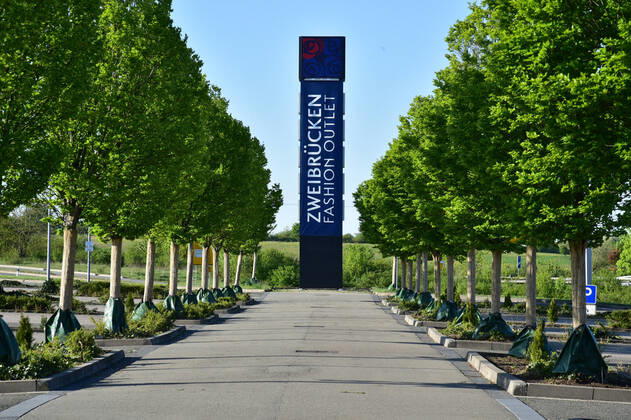Das Fashion Designer Outlet in Zweibrücken ist am Montag (20.4.2020) erstmals durch die Lockerungen der Maßnahmen in der Corona-Pandemie wieder geöffnet und doch für viele Einkäufer geschlossen, weil nicht alle Läden und nicht zu den gewohnten Zeiten geöffnet war. Schon am frühen Abend war das Center bereits wieder zu. Es öffnet nämlich nur von 11 bis 17 Uhr. bub