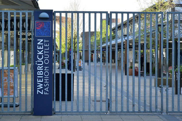 Das Fashion Designer Outlet in Zweibrücken ist am Montag (20.4.2020) erstmals durch die Lockerungen der Maßnahmen in der Corona-Pandemie wieder geöffnet und doch für viele Einkäufer geschlossen, weil nicht alle Läden und nicht zu den gewohnten Zeiten geöffnet war. Schon am frühen Abend war das Center bereits wieder zu. Es öffnet nämlich nur von 11 bis 17 Uhr. bub
