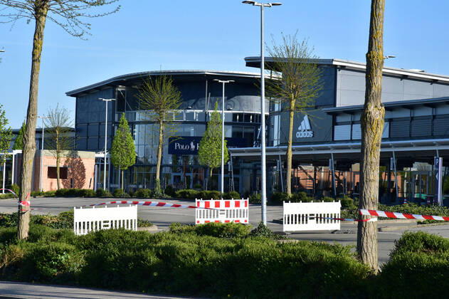 Das Fashion Designer Outlet in Zweibrücken ist am Montag (20.4.2020) erstmals durch die Lockerungen der Maßnahmen in der Corona-Pandemie wieder geöffnet und doch für viele Einkäufer geschlossen, weil nicht alle Läden und nicht zu den gewohnten Zeiten geöffnet war. Schon am frühen Abend war das Center bereits wieder zu. Es öffnet nämlich nur von 11 bis 17 Uhr. bub