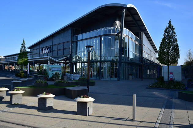 Das Fashion Designer Outlet in Zweibrücken ist am Montag (20.4.2020) erstmals durch die Lockerungen der Maßnahmen in der Corona-Pandemie wieder geöffnet und doch für viele Einkäufer geschlossen, weil nicht alle Läden und nicht zu den gewohnten Zeiten geöffnet war. Schon am frühen Abend war das Center bereits wieder zu. Es öffnet nämlich nur von 11 bis 17 Uhr. bub