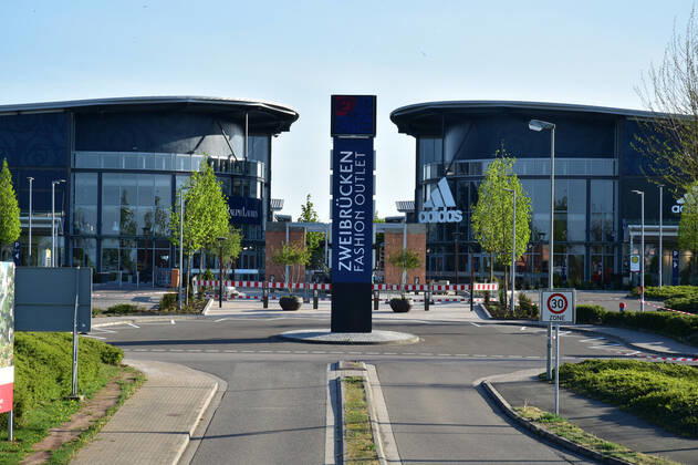 Das Fashion Designer Outlet in Zweibrücken ist am Montag (20.4.2020) erstmals durch die Lockerungen der Maßnahmen in der Corona-Pandemie wieder geöffnet und doch für viele Einkäufer geschlossen, weil nicht alle Läden und nicht zu den gewohnten Zeiten geöffnet war. Schon am frühen Abend war das Center bereits wieder zu. Es öffnet nämlich nur von 11 bis 17 Uhr. bub