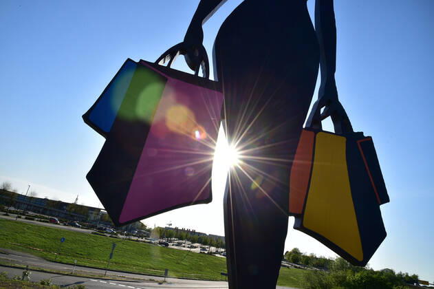 Das Fashion Designer Outlet in Zweibrücken ist am Montag (20.4.2020) erstmals durch die Lockerungen der Maßnahmen in der Corona-Pandemie wieder geöffnet und doch für viele Einkäufer geschlossen, weil nicht alle Läden und nicht zu den gewohnten Zeiten geöffnet war. Schon am frühen Abend war das Center bereits wieder zu. Es öffnet nämlich nur von 11 bis 17 Uhr. bub
