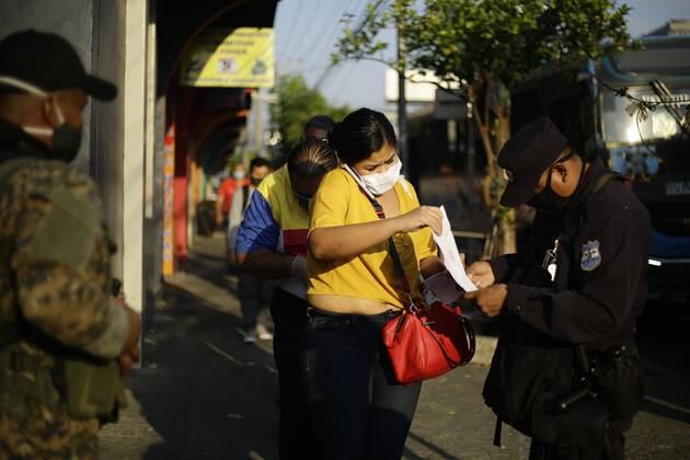 Police officers maintain a checkpoint this Monday for people who must move through the center of San Salvador, El Salvador 20 April 2020. The capital of El Salvador, which has become the municipality with the most COVID-19 infections in the country, increased mobility controls in the Historic Center of San Salvador on Monday to try to stop the cases. The Salvadoran capital increases controls to stop COVID-19 cases !ACHTUNG: NUR REDAKTIONELLE NUTZUNG!  Copyright: xRodrigoxSurax AME4088 20200420-637230190113753141