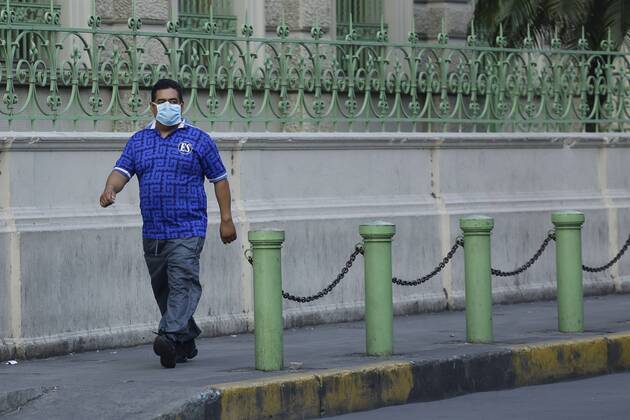 A man walks this Monday through one of the streets where circulation has been limited in the center of San Salvador, El Salvador 20 April 2020. The capital of El Salvador, which has become the municipality with the most COVID-19 infections in the country, increased mobility controls in the Historic Center of San Salvador on Monday to try to stop the cases. The Salvadoran capital increases controls to stop COVID-19 cases !ACHTUNG: NUR REDAKTIONELLE NUTZUNG!  Copyright: xRodrigoxSurax AME4096 20200420-637230190123284323
