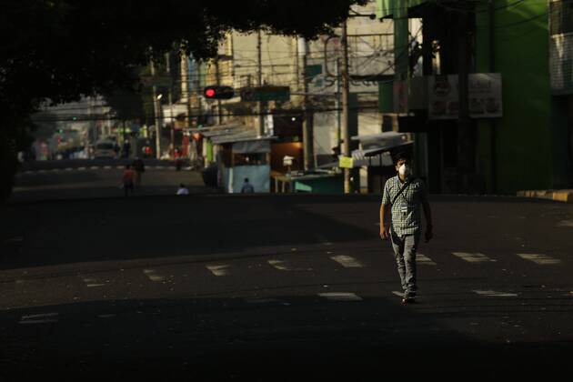 A man walks this Monday through one of the streets where circulation has been limited in the center of San Salvador, El Salvador 20 April 2020. The capital of El Salvador, which has become the municipality with the most COVID-19 infections in the country, increased mobility controls in the Historic Center of San Salvador on Monday to try to stop the cases. The Salvadoran capital increases controls to stop COVID-19 cases !ACHTUNG: NUR REDAKTIONELLE NUTZUNG!  Copyright: xRodrigoxSurax AME4098 20200420-637230191353243902