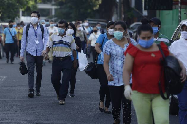Citizens move to their jobs in permitted establishments in downtown San Salvador, El Salvador 20 April 2020. The capital of El Salvador, which has become the municipality with the most COVID-19 infections in the country, increased mobility controls in the Historic Center of San Salvador on Monday to try to stop the cases. The Salvadoran capital increases controls to stop COVID-19 cases !ACHTUNG: NUR REDAKTIONELLE NUTZUNG!  Copyright: xRodrigoxSurax AME4103 20200420-637230191962891501