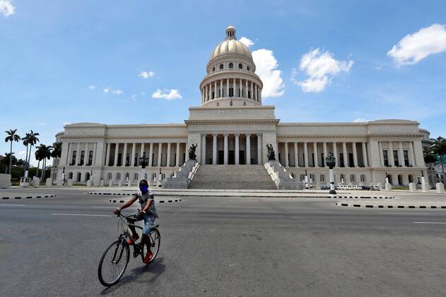 A man with a facial mask rides a bike next to the Capitol in Havana, Cuba, 20 April 2020. Cuba registers as of Monday more than 1,000 COVID-19 cases, and the death of two other people was confirmed by the Ministry of Public Health (Minsap). The new deceased are a 77-year-old man and a 72-year-old woman who already suffered from other serious chronic diseases, informed the director of Epidemiology of the Minsap, Francisco Duran. Cuba registers more than 1,000 COVID-19 cases !ACHTUNG: NUR REDAKTIONELLE NUTZUNG!  Copyright: xErnestoxMastrascusax AME4124 20200420-637230195726581061
