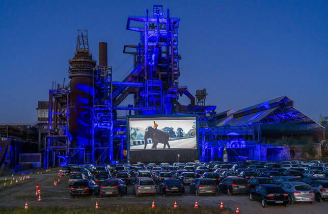 Autokino Dortmund, vor der Kulisse des ehemaligen Hochofenwerk Phoenix-West in Dortmund-Hörde, temporäre Filmvorführung, Veranstaltung unter Einhaltung der Kontaktbeschränkungen, Auswirkungen der Coronakrise in Deutschland,