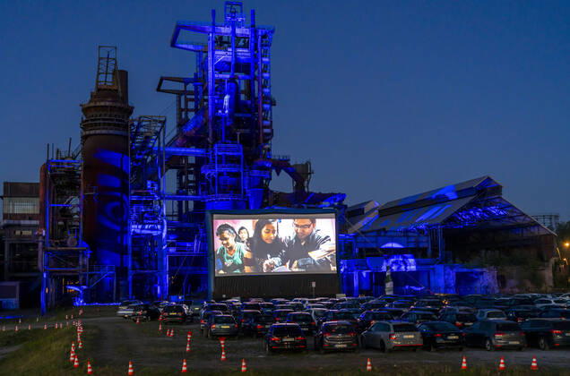 Autokino Dortmund, vor der Kulisse des ehemaligen Hochofenwerk Phoenix-West in Dortmund-Hörde, temporäre Filmvorführung, Veranstaltung unter Einhaltung der Kontaktbeschränkungen, Auswirkungen der Coronakrise in Deutschland,