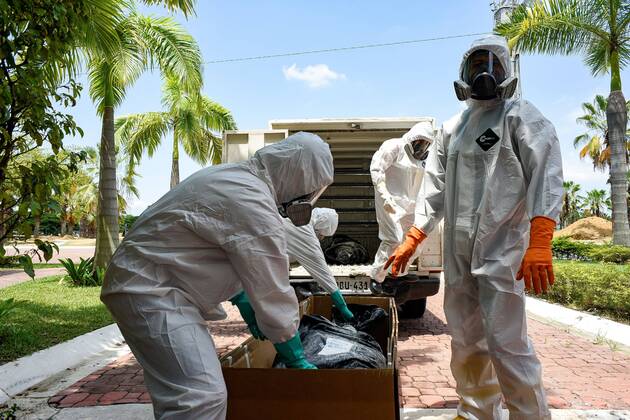 Workers carry a body of a person deceased allegedlgy by COVID-19 in Daule, province of Guayas, Ecuador, 20 April 2020. Ecuador is one of the countries more affected by the coronavirus pandemic. Coronavirus situation in Daule, Ecuador !ACHTUNG: NUR REDAKTIONELLE NUTZUNG!  Copyright: xMauricioxTorresx AME4148 20200420-637230237158709473