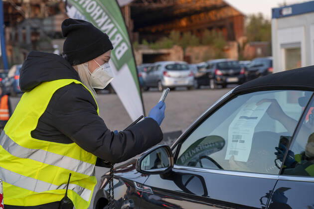 Autokino Dortmund, vor der Kulisse des ehemaligen Hochofenwerk Phoenix-West in Dortmund-Hörde, temporäre Filmvorführung, Veranstaltung unter Einhaltung der Kontaktbeschränkungen, Kontaktloses checken der Eintritt Tickets, nur online buchbar, Auswirkungen der Coronakrise in Deutschland,