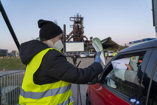 Autokino Dortmund, vor der Kulisse des ehemaligen Hochofenwerk Phoenix-West in Dortmund-Hörde, temporäre Filmvorführung, Veranstaltung unter Einhaltung der Kontaktbeschränkungen, Kontaktloses checken der Eintritt Tickets, nur online buchbar, Auswirkungen der Coronakrise in Deutschland,