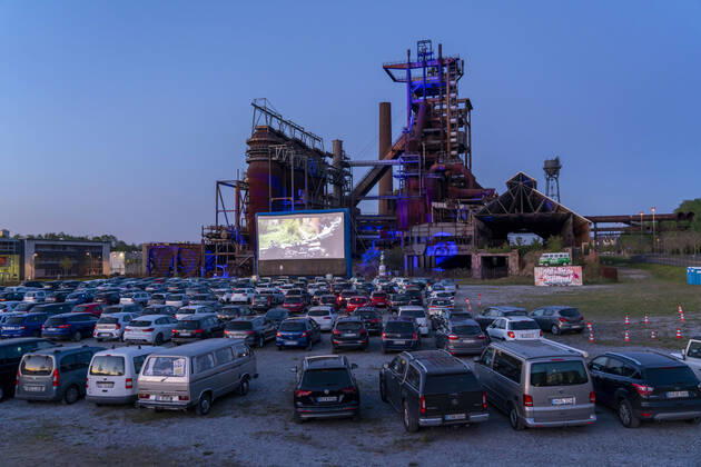 Autokino Dortmund, vor der Kulisse des ehemaligen Hochofenwerk Phoenix-West in Dortmund-Hörde, temporäre Filmvorführung, Veranstaltung unter Einhaltung der Kontaktbeschränkungen, Auswirkungen der Coronakrise in Deutschland,