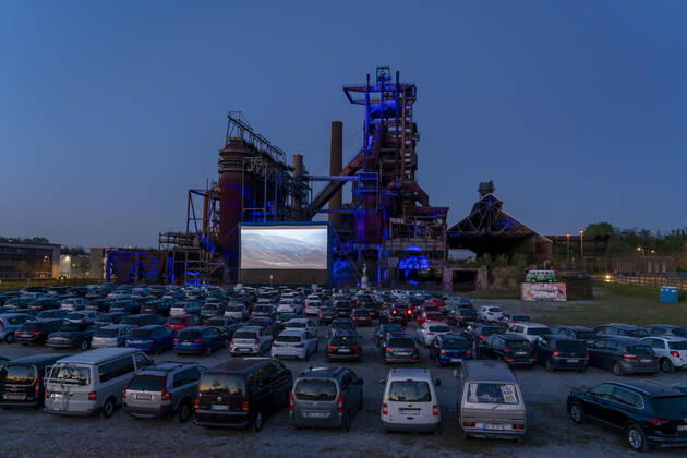 Autokino Dortmund, vor der Kulisse des ehemaligen Hochofenwerk Phoenix-West in Dortmund-Hörde, temporäre Filmvorführung, Veranstaltung unter Einhaltung der Kontaktbeschränkungen, Auswirkungen der Coronakrise in Deutschland,