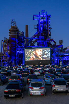 Autokino Dortmund, vor der Kulisse des ehemaligen Hochofenwerk Phoenix-West in Dortmund-Hörde, temporäre Filmvorführung, Veranstaltung unter Einhaltung der Kontaktbeschränkungen, Auswirkungen der Coronakrise in Deutschland,