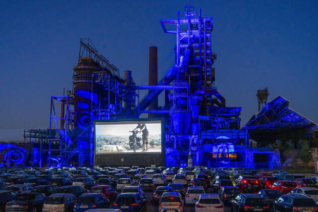 Autokino Dortmund, vor der Kulisse des ehemaligen Hochofenwerk Phoenix-West in Dortmund-Hörde, temporäre Filmvorführung, Veranstaltung unter Einhaltung der Kontaktbeschränkungen, Auswirkungen der Coronakrise in Deutschland,