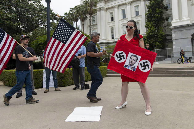News Bilder des Tages April 20, 2020, Sacramento, CA, USA: Brittany DiBene of the central Valley demonstrates at the California Capitol in Sacramento on Monday, April 20, 2020, to protest the state s stay-at-home orders to slow the spread of the coronavirus. Sacramento USA - ZUMAj89_ 20200420_zaf_j89_027 Copyright: xPaulxKitagakixJr.x