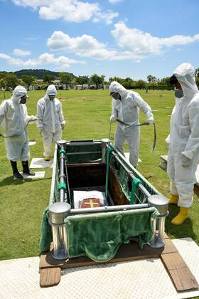 Workers take part in a funeral of a person deceased allegedly by COVID-19 in Daule, province of Guayas, Ecuador, 20 April 2020. EPA- Coronavirus situation in Daule, Ecuador !ACHTUNG: NUR REDAKTIONELLE NUTZUNG!  Copyright: xMauricioxTorresx AME4181 20200421-637230278708774880