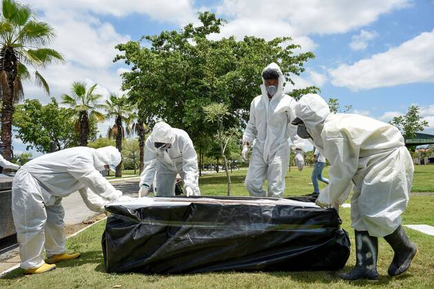 Workers take part in a funeral of a person deceased allegedly by COVID-19 in Daule, province of Guayas, Ecuador, 20 April 2020. Coronavirus situation in Daule, Ecuador !ACHTUNG: NUR REDAKTIONELLE NUTZUNG!  Copyright: xMauricioxTorresx AME4177 20200421-637230283757841764