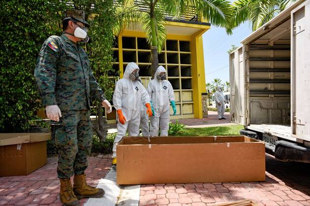 Workers prepara for funerals of persons deceased allegedly by COVID-19 in Daule, province of Guayas, Ecuador, 20 April 2020. Coronavirus situation in Daule, Ecuador !ACHTUNG: NUR REDAKTIONELLE NUTZUNG!  Copyright: xMauricioxTorresx AME4191 20200421-637230286169264153