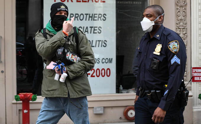 News Bilder des Tages April 20, 2020, New York, New York, USA: As some red state governors consider relaxing social distancing policies, New York City police ticket a man who had allegedly taken part in an illegal gathering of more than two dozen people in Manhattan s Flatiron District Monday, potentially violating restrictions in place amid the Coronavirus epidemic. New York USA - ZUMAl113 20200420_zap_l113_005 Copyright: xMiguelxJuarezxLugox