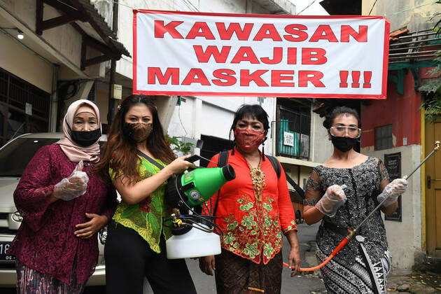 April 21, 2020, Jakarta, Jakarta, Indonesia: Darma wanita residents sprayed disinfectants in the local environment on April 21,2020. By walking residents kampung melayu , especially women spraying spray in the environment in the form of concern eradicating corona by wearing Kebaya clothes on National Kartini Day. Jakarta Indonesia - ZUMAr173 20200421_zip_r173_004 Copyright: xDasrilxRoszandix